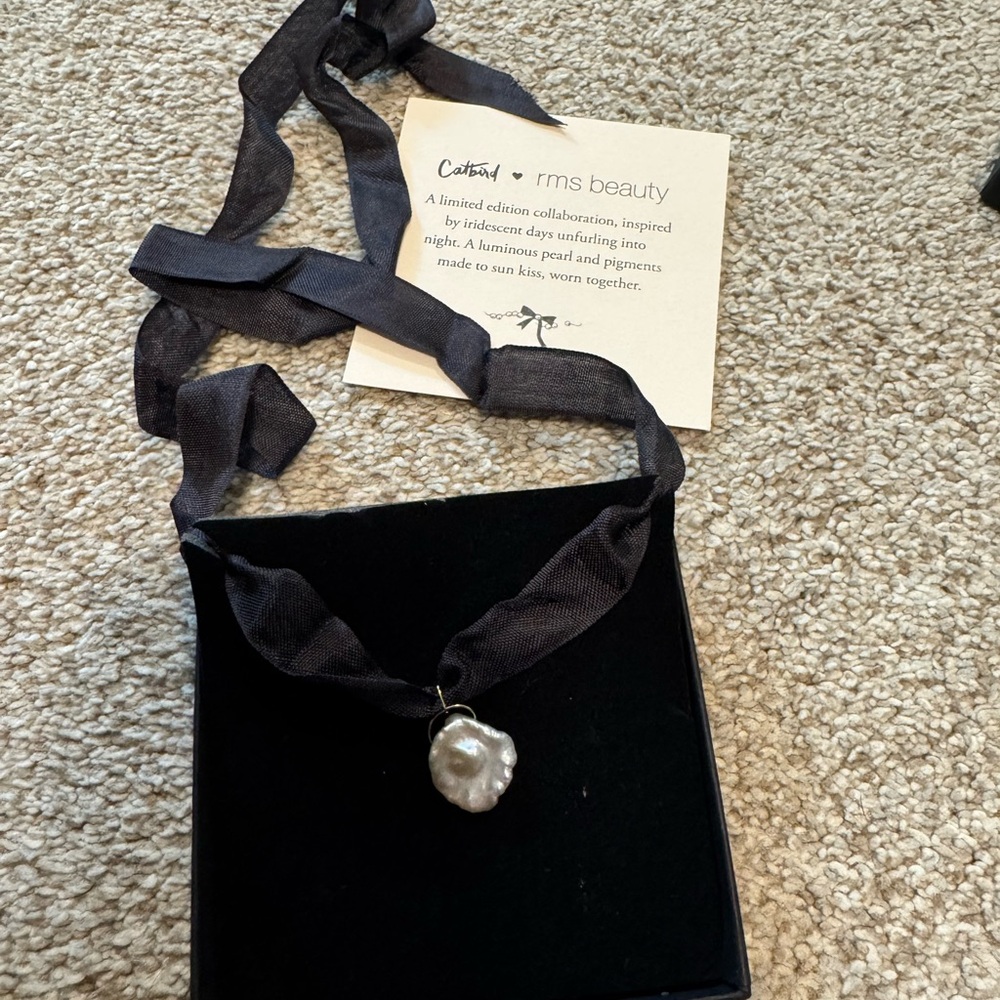 Catbird x RMS iridescent keshi pearl charm in black silk ribbon - Picture 4 of 6